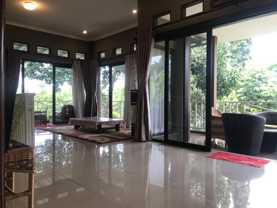 Villa Naumi Bandung Buitenkant foto